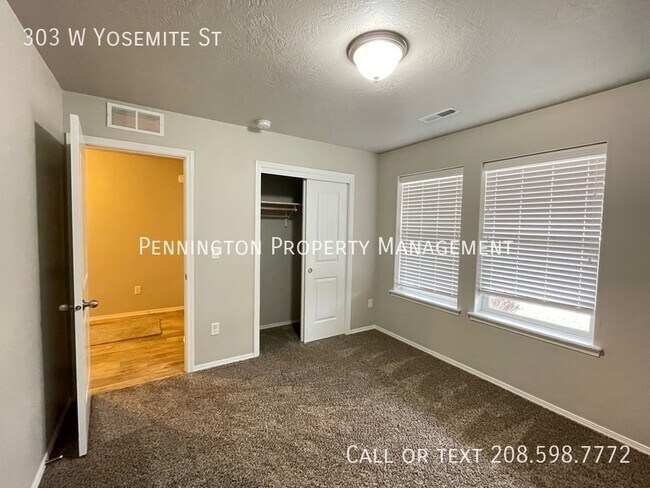 Building Photo - 303 W Yosemite St