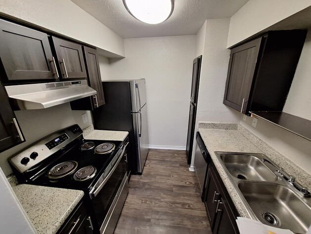 Building Photo - 10901 Meadowglen Ln