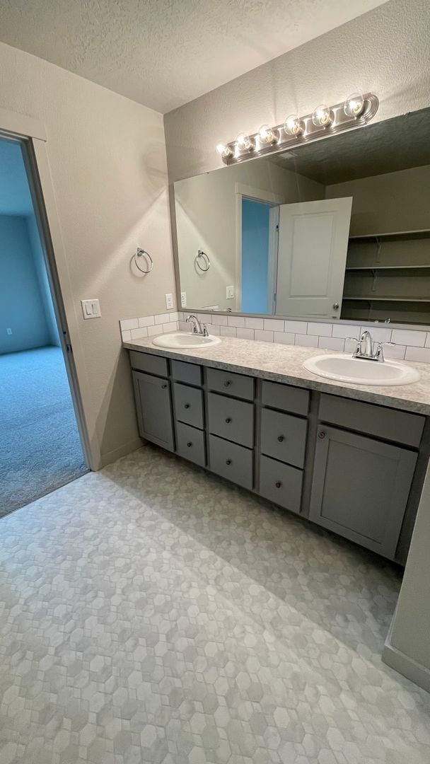 Building Photo - $2,199.00 / Large 4 bed 2 bath / 3 car gar...