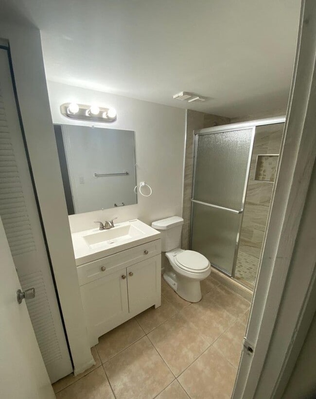 Building Photo - 2 bedroom, 1 bath condo GREAT DEAL