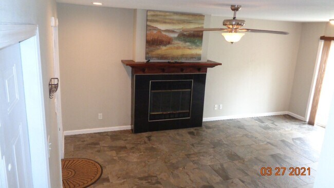 Building Photo - Centrally Located Fort Walton Beach Home with Great Base Accessibility!