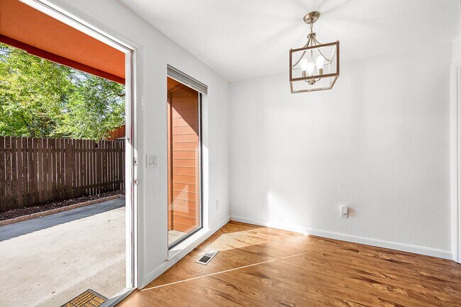 Building Photo - Super Cute North End Place with Garage and Backyard!