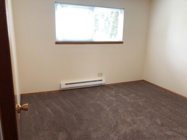 Building Photo - Laurel Apartments - 2 bedrooms