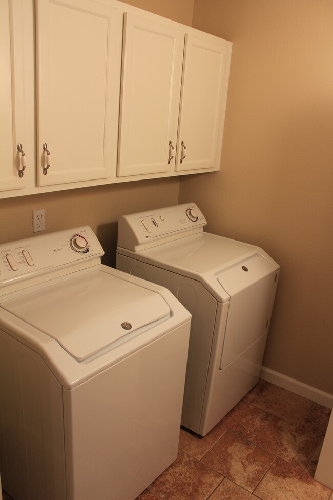 Building Photo - 950 Seven Hills Dr