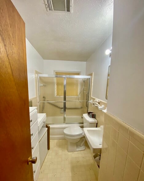 Bathroom - 2033 Loyd St