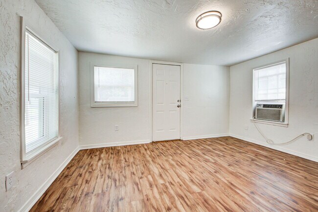 Building Photo - 204 S Stewart Ave