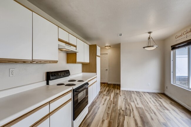 Kitchen - 5120 Perth St