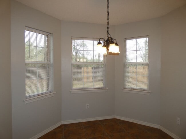 Building Photo - Spacious 3-Bedroom Home