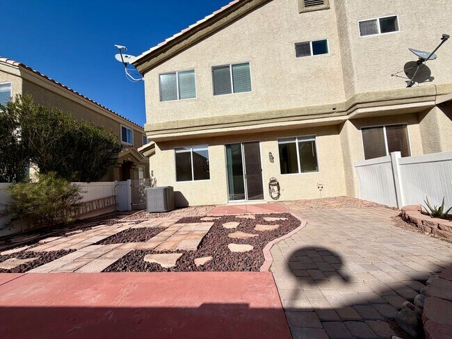 Building Photo - 2 bedroom townhome with back yard in Boulder Ranch