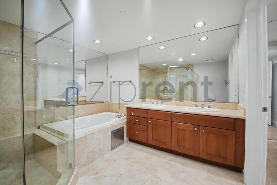 Building Photo - Unit 204