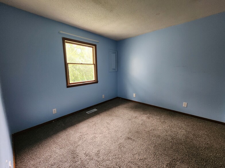 North Bedroom - 6141 S State Rd 63