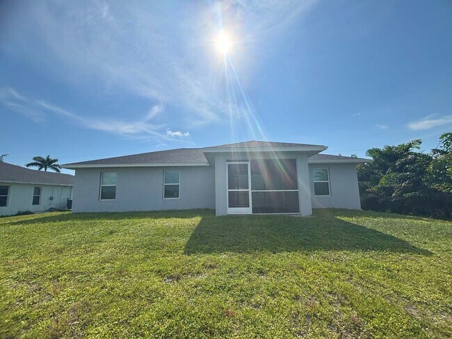 Building Photo - Spacious & Modern 3 Bed, 2 Bath in NW Cape...