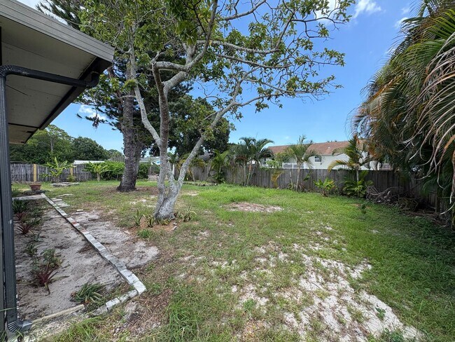 Building Photo - 2/2 home with fenced backyard in Ft Pierce