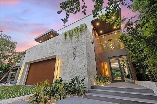 Building Photo - 807 SW 12th Ave