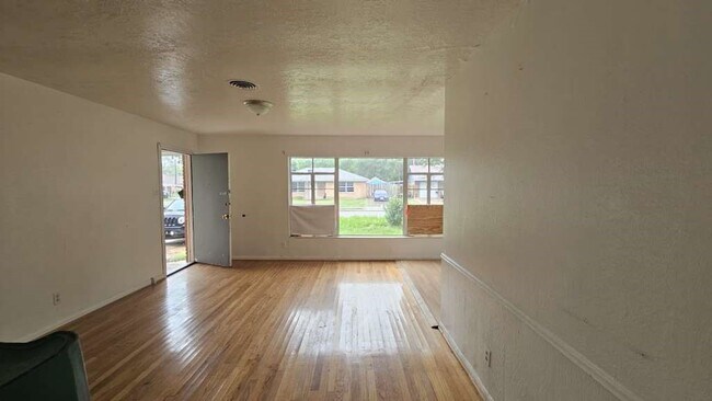 Building Photo - 121 E Riverwood Dr