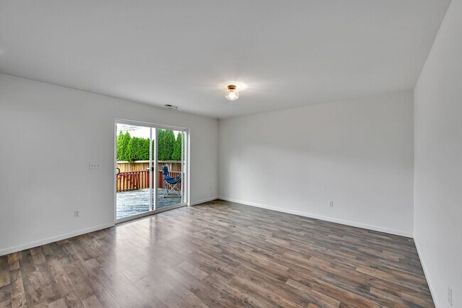 Building Photo - 4 BED & 2.5 SINGLE FAMILY HOUSE FOR RENT
