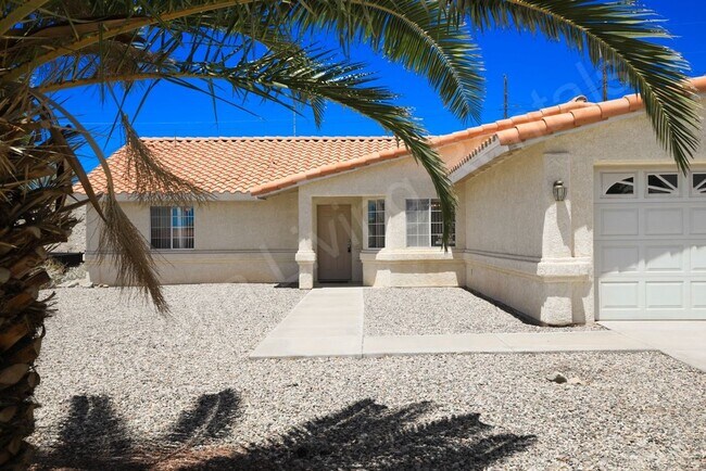 Building Photo - THREE CAR POOL HOME