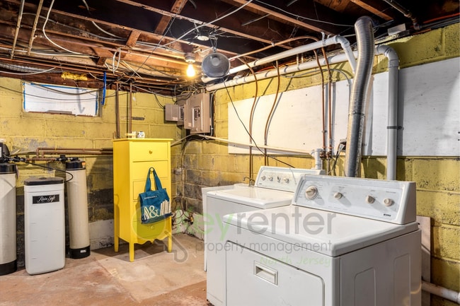 Building Photo - Bright 2BR/1BA Apartment with Private Entr...