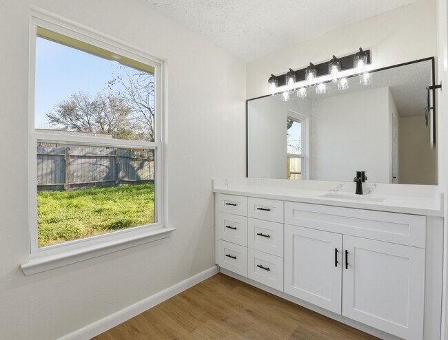 Building Photo - 7310 Sonnet Glen Ln