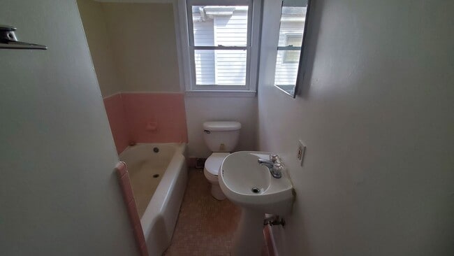 Building Photo - 3 Bedroom 1 Bathroom House