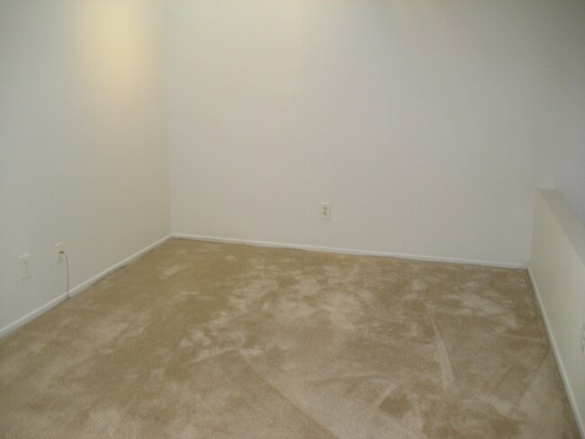 Building Photo - 4874 Thille St