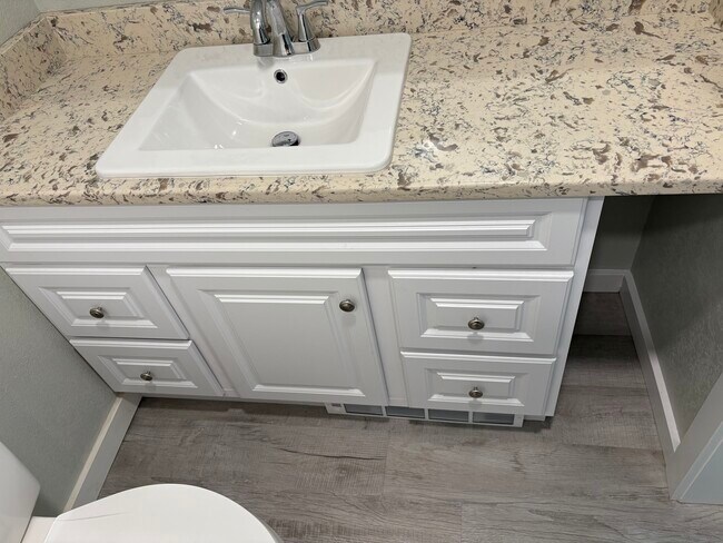 Building Photo - 682 Elm Ave