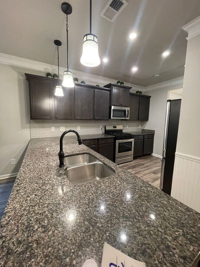 Building Photo - Beautiful Home in Gated Community with Pre...