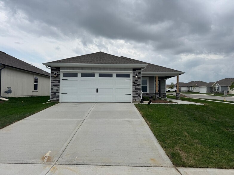 Building Photo - 518 N Pear St