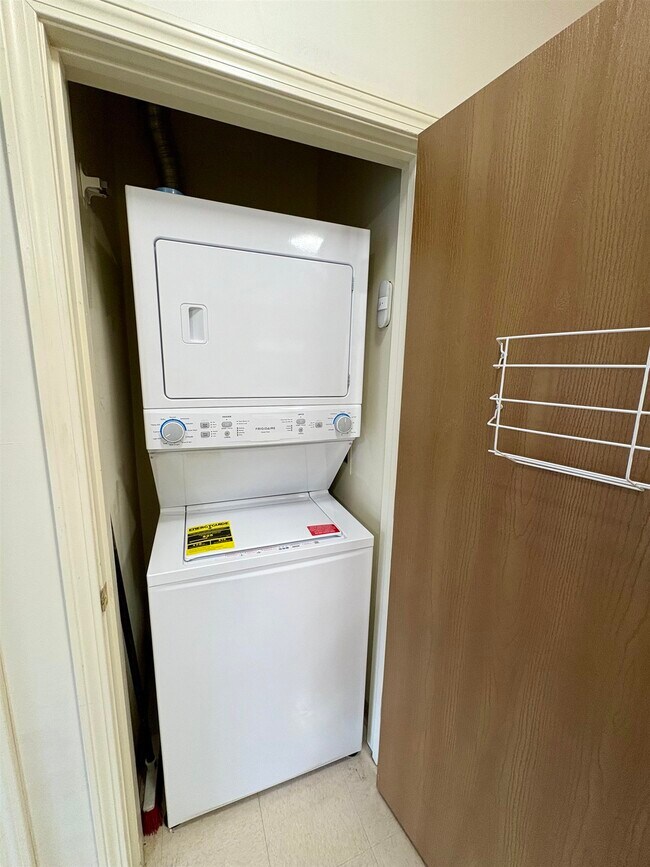 Building Photo - 18 Harbor Ave