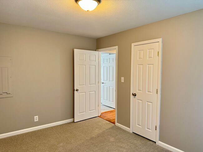 Building Photo - Convenient location! Cute 4 Bed 2 Bath hom...