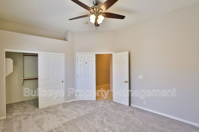 Building Photo - 1550 N Robin Ln