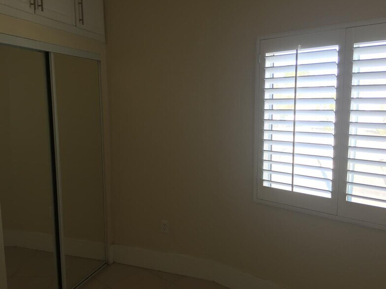 Building Photo - 8235 San Fernando Rd