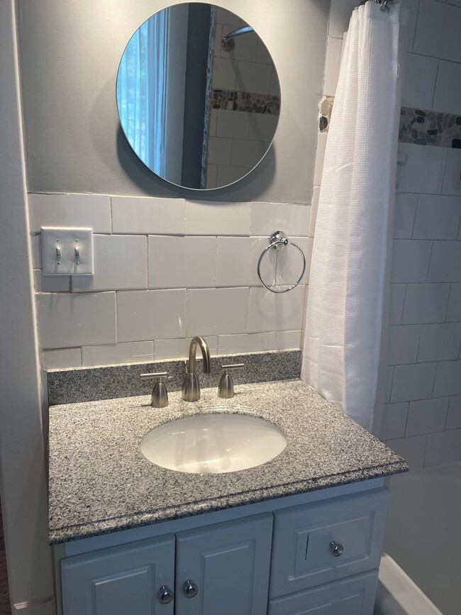 Building Photo - Vanderbilt Place - Wonderful Location 3 bedrooms/3 1/2 baths