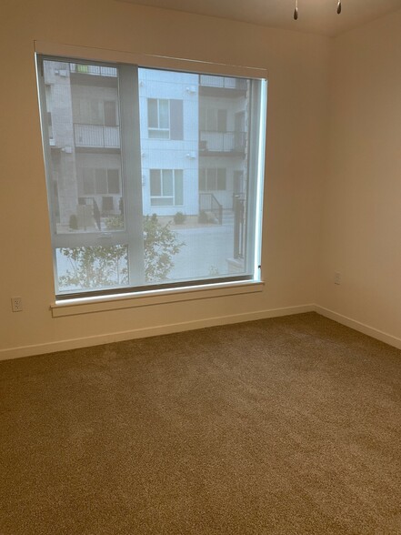 Building Photo - 1380 N Uvalda St