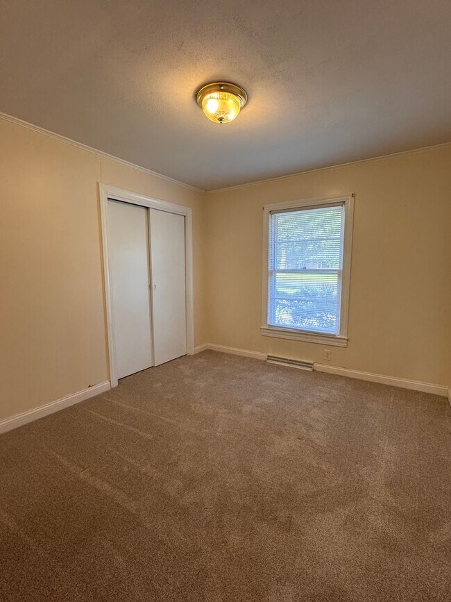 Building Photo - 3BR 1.5BA Brick Ranch in Lexington