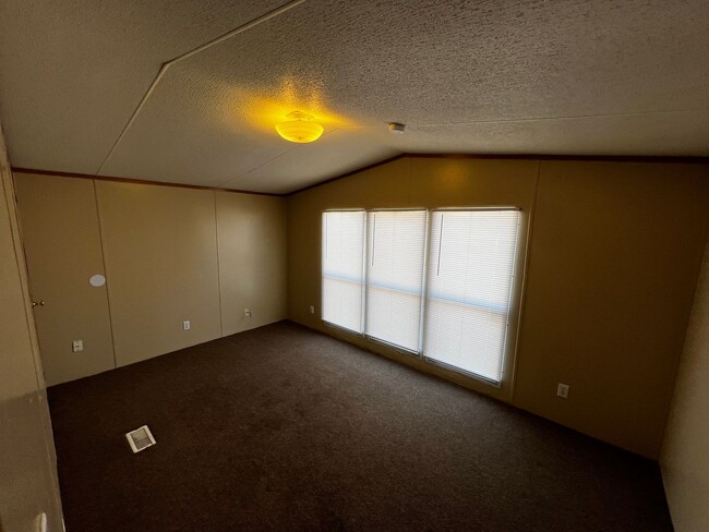 Building Photo - 3 Bedroom-2Bath located near CAFB
