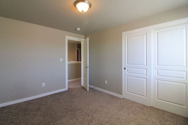 Building Photo - 4 Bedroom, 2.5 Bath Home in South Kennewick