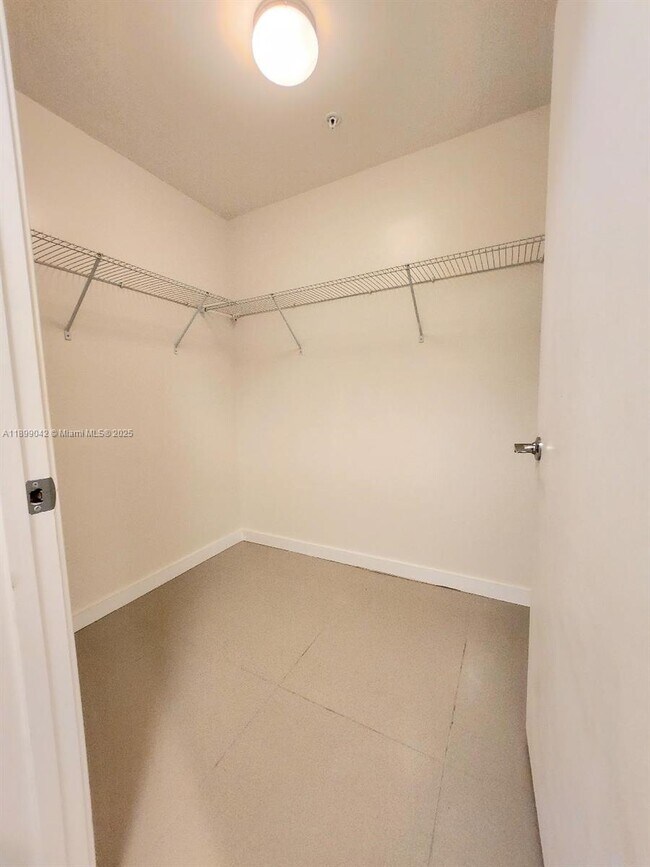 Building Photo - 999 SW 1st Ave