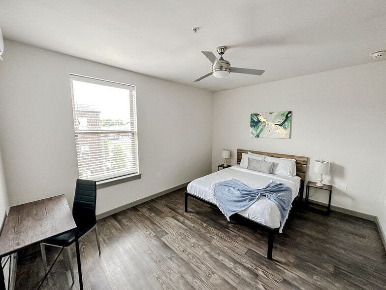 Building Photo - 111 E 4th St