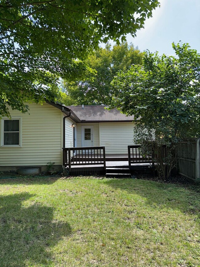 Building Photo - Updated 3 Bedroom 2.5 Bath Home on Hardwoo...