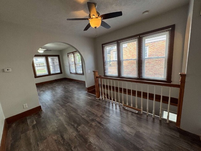 Building Photo - BIG SPACE. MODERN COMFORT. UNBEATABLE VALUE: 3 Bed, 2 Bath Duplex Delight!