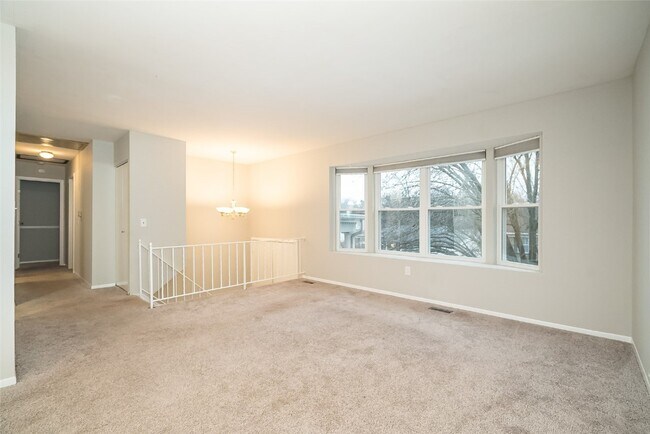 Building Photo - 335 Parma Dr