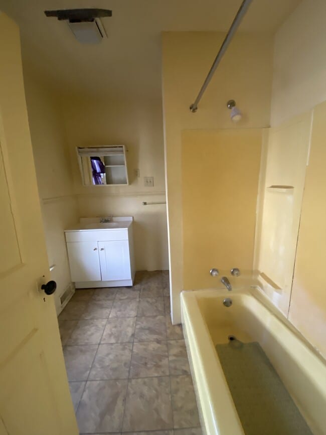 Building Photo - 557 Lafayette Ave