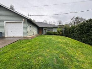 Building Photo - 2 bedroom 2 bathroom Roseburg Duplex