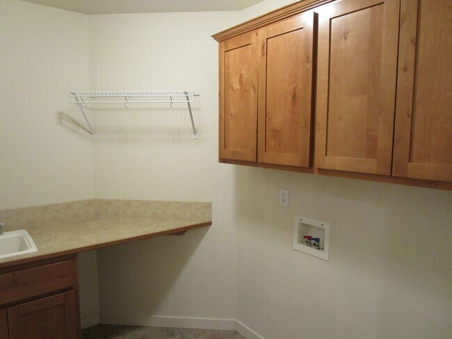 Building Photo - 3 Bedroom, 2 Bathroom on Corner Lot in Subdivision in North Prineville - Available Now!