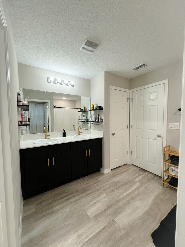 Building Photo - 5670 Arlington River Dr