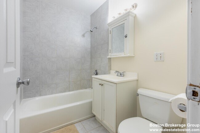 Building Photo - 59-61 Hillside St. Unit 3