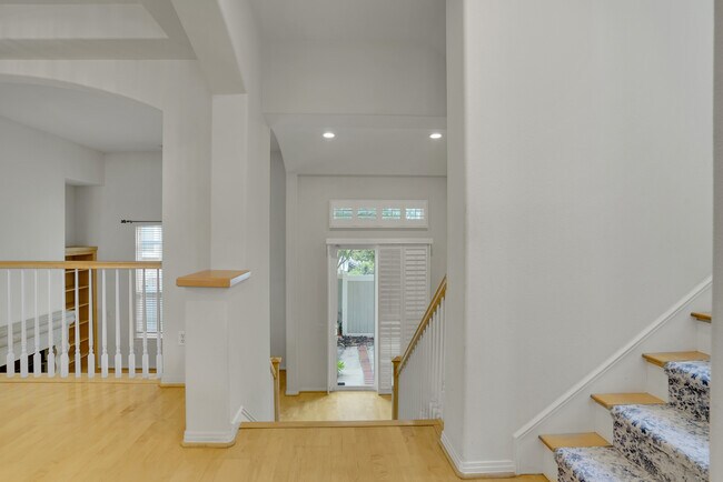 Building Photo - 2889 Plaza del Amo