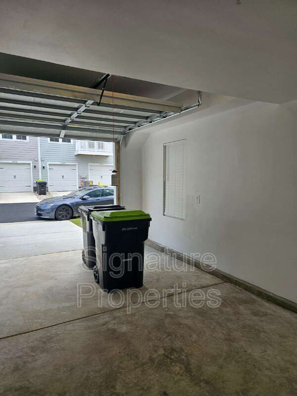 Building Photo - 8026 Lake Laurel Ln
