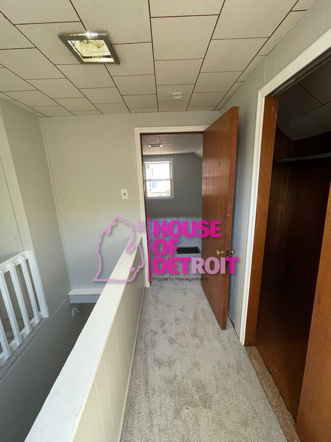Building Photo - Summer Special~3 BEDROOM | 1 BATH | FREE P...